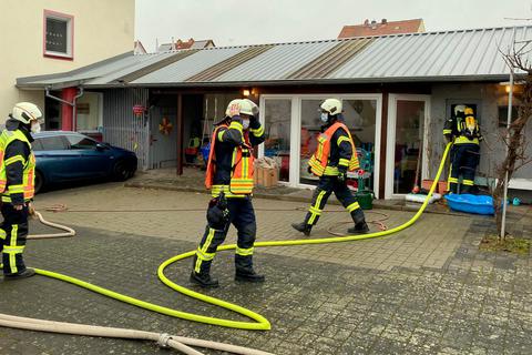 In Rechtenbach löschen die Einsatzkräfte der Feuerwehr den Brand in einem Zwischengebäude. Foto: Freiwillige Feuerwehr Hüttenberg 