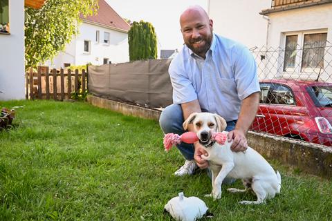 Spaziergänge und spielen mit dem Familienhund, auch das genießt der Bürgermeisterkandidat Oliver Hölz. Den Hund hat die Familie, die auch noch eine Katze besitzt, vor einem Jahr über den Tierschutz adoptiert.