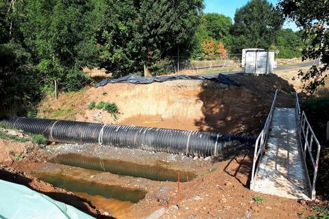 Die Brücke im Mandlerweg bei Dornholzhausen wurde bis auf das Fundament abgerissen. Die Bauarbeiten zum Neubau werden sich voraussichtlich bis zum Ende des Jahres verzögern. Foto: Imme Rieger 
