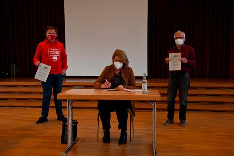 Unterzeichnen die Koalitionsvereinbarung (v.l.): Volker Breustedt (SPD), Silke Hoffmann-Gally (CDU) und Klaus-Heinrich Weber (Grüne).  Foto: Jenny Berns 