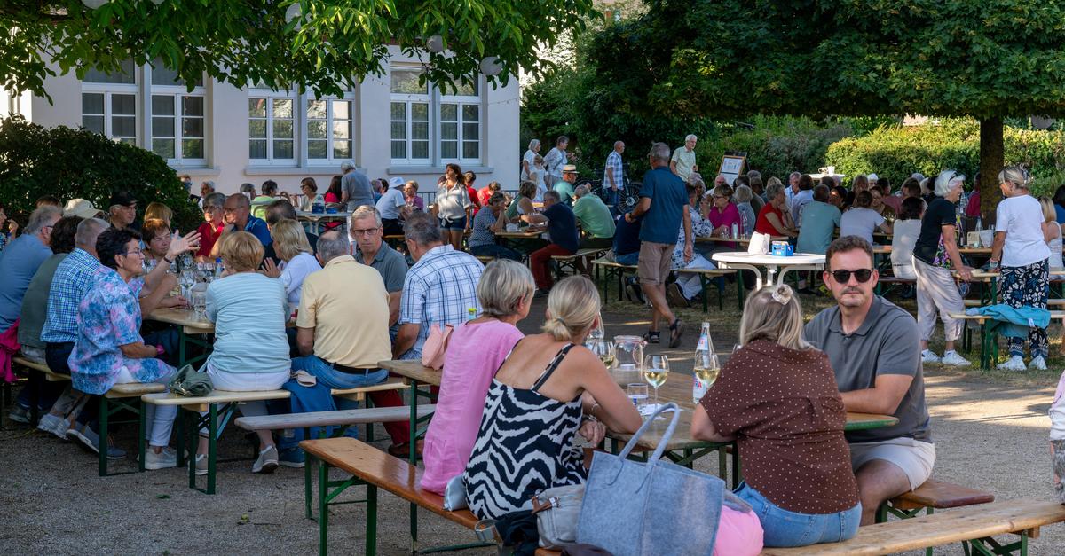 Gelungener Start: Besucher genießen Weinfest im Goethehaus Volpertshausen