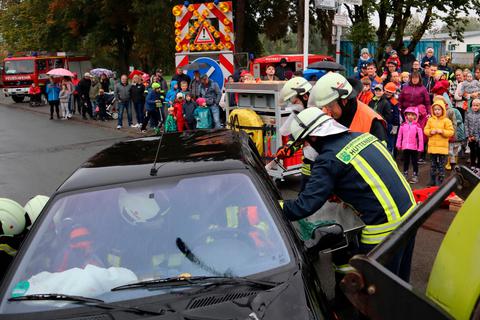 Szenario einer Schauübung der Einsatzabteilung ist ein Verkehrsunfall mit einem landwirtschaftlichen Fahrzeug, bei dem der Fahrer des beteiligten Pkw eingeklemmt ist.  Foto: Feuerwehr Hüttenberg 