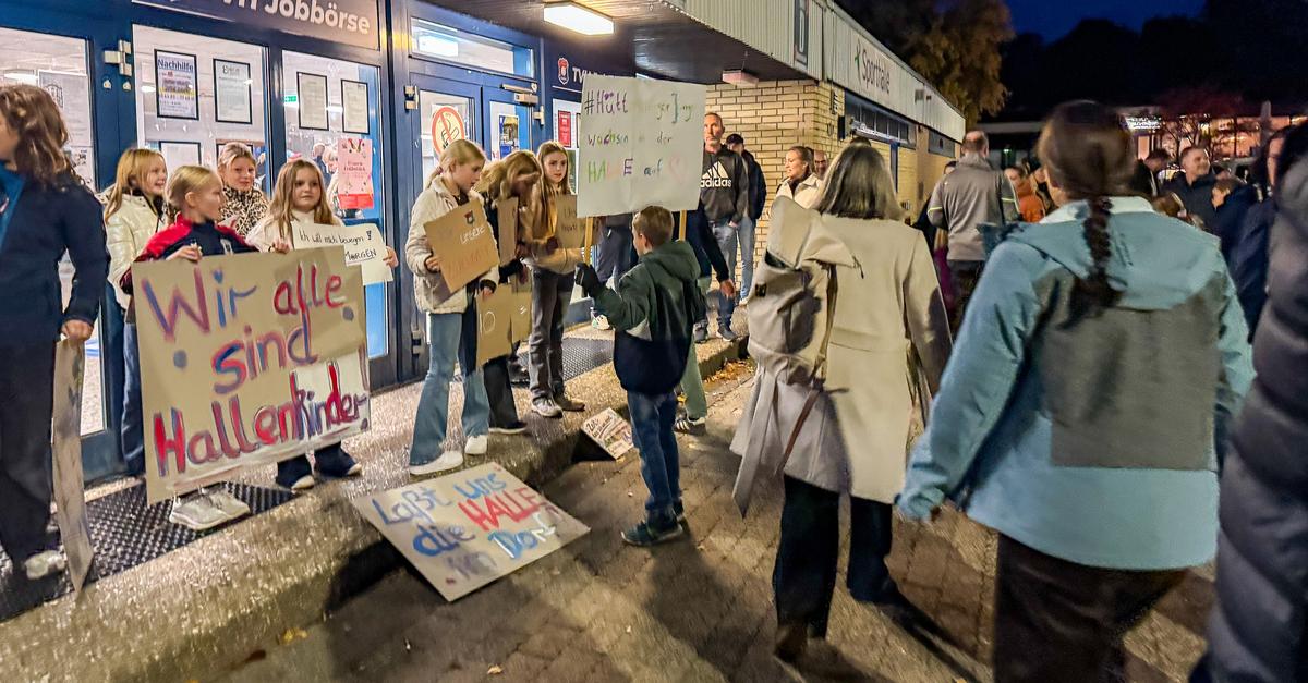 Hüttenberg residents show their support for their sports hall