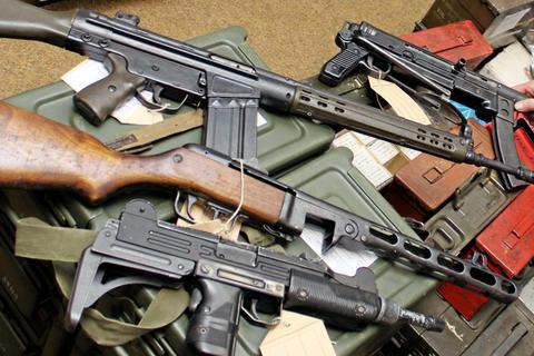 2014 beschlagnahmt die Polizei in Hüttenberg in Hüttenberg 47 Waffen – darunter eine Uzi, eine Kalaschnikow, eine Bundeswehr-G3 und eine Maschinenpistole.