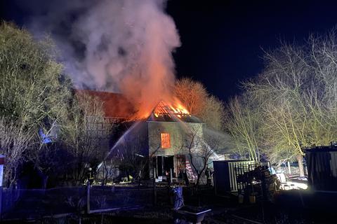 Ein Scheunenbrand im Hüttenberger Ortsteil Weidenhausen hat in der Nacht zu Sonntag für einen Großeinsatz der Feuerwehr gesorgt.