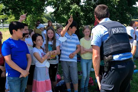 Die Kinder hatten viele Fragen an die Polizei. Foto: Grundschule Weißkirchen  