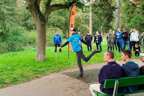 Mit dem Disc-Golf-Virus infiziert: Der Hüttenberger Timo Serafin beim Abwurf. Foto: Johannes Blöcher-Weil 