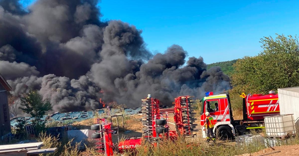 Hay bales burning in Hüttenberg: Fire department on scene