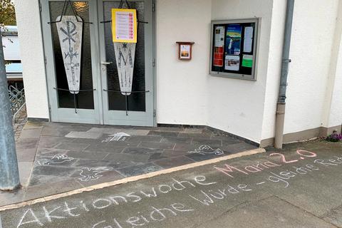 Die Akteure der Reformbewegung 2.0 haben das Motto ihrer Aktion vor der Kirchentür mit Kreide notiert.  Foto: Christian Walendsius 