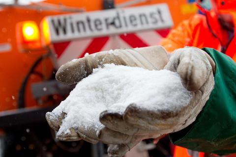 Wenn es auf Straßen und Wegen glatt wird, rückt der Räumdienst in Lahnau mit Streusalz aus.  Symbolfoto: Friso Gentsch/dpa 