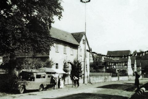 Die "Alte Post" in Atzbach zur Kirmeszeit ums Jahr 1935.