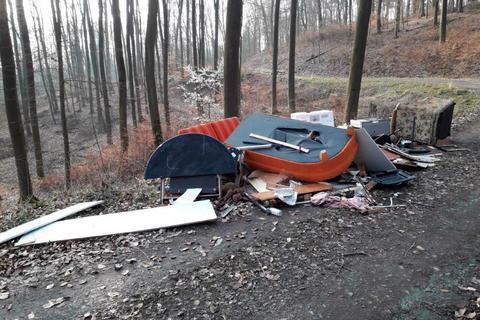 Wieder haben Unbekannte im Lahnauer Gemeindewald Müll abgeladen. Die Gemeinde hat Anzeige erstattet.  Foto: Gemeinde Lahnau 