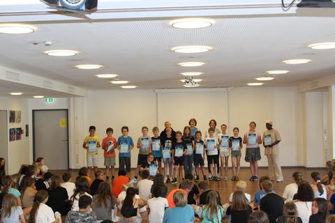 Die Schüler der Lahntalschule Atzbach freuen sich, den diesjährigen Lesewettstreit des Informations- und Mediennetzwerkes für Schulen des Lahn-Dill-Kreises für sich entschieden zu haben.