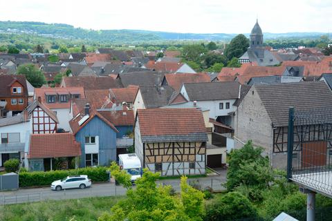 Der Lahnauer Ortsteil Waldgirmes feiert sein 1250-jähriges Bestehen. Hier ein Blick in den Ortskern mit evangelischer Kirche.  Foto: Lothar Rühl 