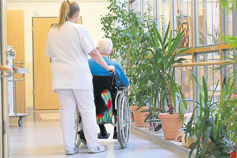Pflegeheime müssen ab September Pflegekräfte nach Tariflohn bezahlen. Damit steigen auch die Pflegekosten.  Archivfoto: Juergen Blume/epd 