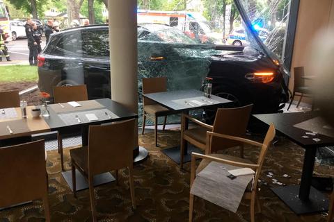 Ein 63-jähriger Mann ist mit seinem BMW in die Glasfront eines Restaurants gefahren.  Foto: Feuerwehr Wiesbaden 