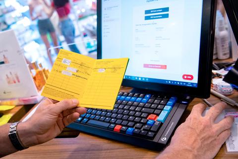 Im Lahn-Dill-Kreis haben viele Apotheken mit dem Ausstellen des digitalen Impfnachweises begonnen. Im Impfzentrum ist der Nachweis noch nicht erhältlich.  Foto: Sven Hoppe/dpa 