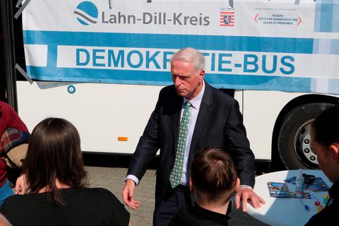 Im April steht der "Demokratie-Bus" auf dem Hof der gewerblichen Schule in Dillenburg, Kreis-Sozialdezernent Stephan Aurand stellt sich dort den Fragen der Berufsschüler.  Archivfoto: Jörgen Linker 