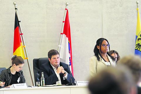 Einmal Politik machen wie die Großen: Im Wetzlarer Kreishaus simulieren Schüler des Herborner Johanneum-Gymnasiums bei dem Projekt „Pimp Your Town” eine Kreistagssitzung.