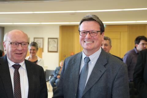 Ein Bild aus glücklicheren Tagen: Roland Esch (rechts) wird im Februar 2019 in sein Amt als Vize-Landrat eingeführt, links im Bild Landrat Wolfgang Schuster.