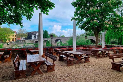 Noch hängt im Biergarten an der Lahninsel das Absperrband: Da die Inzidenz laut RKI im Lahn-Dill-Kreis auch am Freitag unter 100 liegt wird am Sonntag die Bundesnotbremse ausgesetzt . Unter anderem dürfte dann die Außengastronomie wieder öffnen. Foto: Christian Keller 