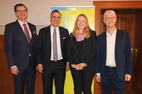 Der Spitzenkandidat der Liberalen zur hessischen Landtagswahl ist Gast und Redner beim Neujahrsempfang der FDP Lahn-Dill (v. l.): Frank J. Kontz, Stefan Naas, Anna-Lena Benner-Berns und Matthias Büger.