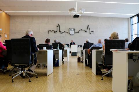 Im Kreistagssitzungssaal in Wetzlar beraten 81 Abgeordnete über politische Themen im Lahn-Dill-Kreis – und schaffen häufig ihre Tagesordnung nicht.