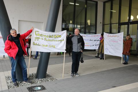 Lehrer, Azubis und Ausbilder haben vergangene Woche im Vorfeld der Kreistagsentscheidung gegen die Berufsschulpläne im Lahn-Dill-Kreis protestiert. 