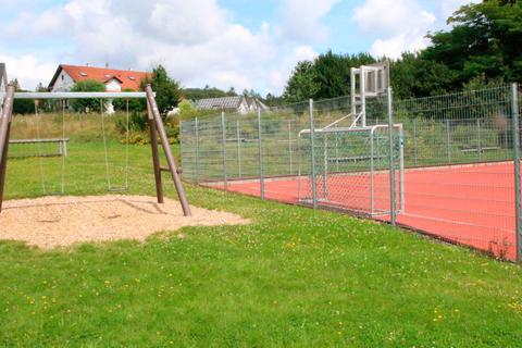 Vorschlag der CDU-Kreistagsfraktion: Oberhalb des Kleinfeldsportplatzes könnte neben der Grundschule in Manderbach eine Schulturnhalle entstehen. Foto: Frank Rademacher 