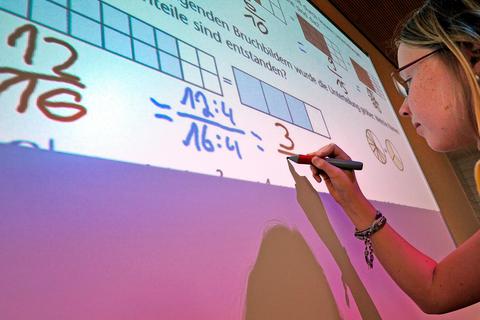 Rund 700 interaktive Tafeln gibt es in den 2500 Unterrichtsräumen der Schulen im Lahn-Dill-Kreis.  Symbolfoto: Uwe Anspach/dpa 