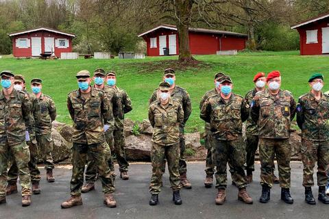 Antreten im Kreisjugendheim am Heisterberger Weiher: Bundeswehrsoldaten mit Landrat Wolfgang Schuster (r.).  Foto: Lahn-Dill-Kreis 