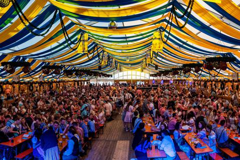 Das Oktoberfest-Zelt in Herborn: Wo in den vergangenen anderthalb Wochen Gaudi und Bierlaune herrschten, könnten im Winter Menschen leben.  Archivfoto: Martin Krimmel 