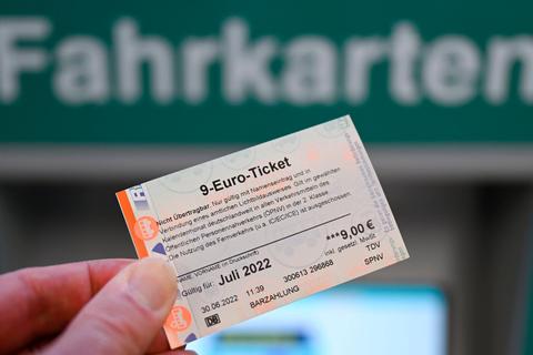 Erfolgsmodell 9-Euro-Ticket: Fünf Landräte aus der Region - darunter Wolfgang Schuster in Wetzlar - wünschen sich etwas damit Vergleichbares. Symbolfoto: Arne Dedert/dpa 