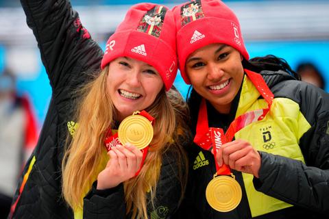 Deborah Levi aus Siegbach-Oberndorf im nördlichen Lahn-Dill-Kreis (rechts) und Laura Nolte gewinnen in Peking olympisches Gold. Foto: dpa 