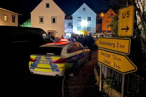 Am Nikolaustag verhindert die Polizei mit einem Großaufgebot ein geplantes Rechtsrock-Konzert im NPD-Szenetreff "Teutonicus" in Leun-Stockhausen. Foto: Hessencam