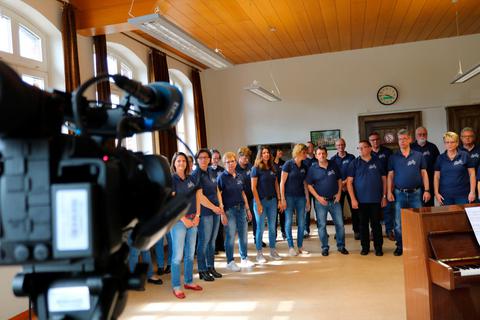 Videodreh beim "Borussia Sängergruß". Die Sängervereinigung macht beim hr4-Chorwettbewerb mit.  Foto: Anna-Lena Fischer 