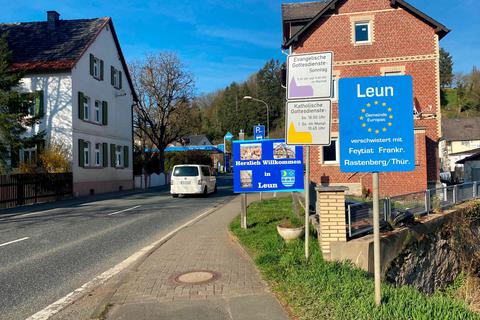 "Herzlich Willkommen in Leun", heißt es am Ortseingang. Auch wenn die Unterbringung von Flüchtlingen in den Dorfgemeinschaftshäusern nicht jedem schmeckt, so haben doch auch viele Leuner die Schutzsuchenden aus der Ukraine mit offenen Armen aufgenommen. © Verena Napiontek