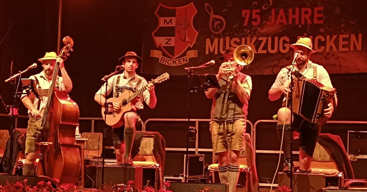 The Bicken band celebrates its anniversary with many friends.