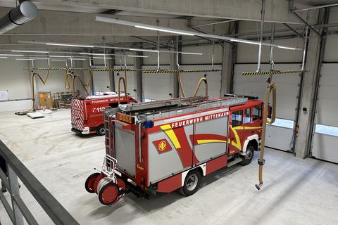 Blick in die Fahrzeughalle des neuen Mittenaarer Feuerwehrstützpunktes. Ende März soll die Zusammenlegung der drei Wehren besiegelt sein.  