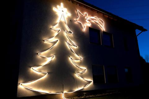 Verkauft: Bickens Weihnachtsbaum und -stern leuchten seit dem Wochenende in der Berliner Straße - von der Bundesstraße aus gut zu erkennen. Dank einer Zeitschaltuhr erhellen sie künftig immer ab 17 Uhr das Haus in der Nähe der Alstedschule. Foto: Tanja Eckel 