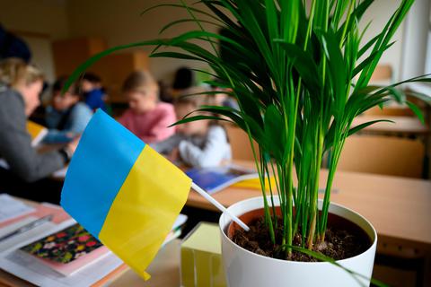 Knapp 1200 Kinder und Jugendliche aus der Ukraine besuchen derzeit eine Schule im Lahn-Dill-Kreis. Sie werden in einer Intensivklasse oder an Berufsschulen in einer InteA-Klasse unterrichtet.