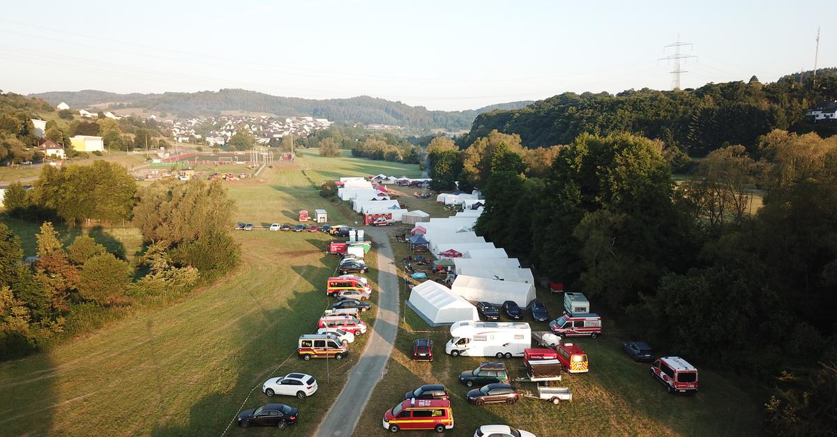 Jugendfeuerwehren-campen-Mittenaar-begr-t-450-G-ste