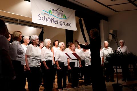 Musik zum Jubiläum: Feinfühlig singen die Damen des Frauenchors der Gemeinde Schöffengrund ihre Lieder.  Foto: Felix Leyendecker 