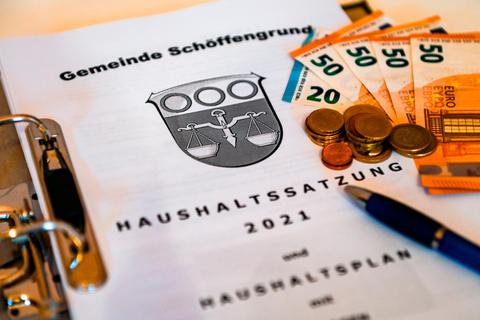 Ein kleines Plus im ordentlichen Ergebnis: Der Haushaltsentwurf 2021 für Schöffengrund liegt vor.  Foto: Jenny Berns 