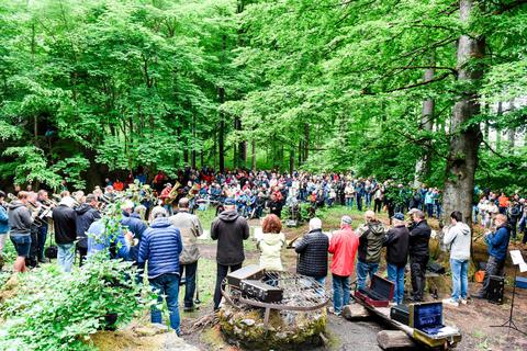Blätterdach statt Kirchendach: An den Wilhelmsteinen feiern geschätzt rund 300 Besucher Himmelfahrt.  Foto: Katrin Weber 