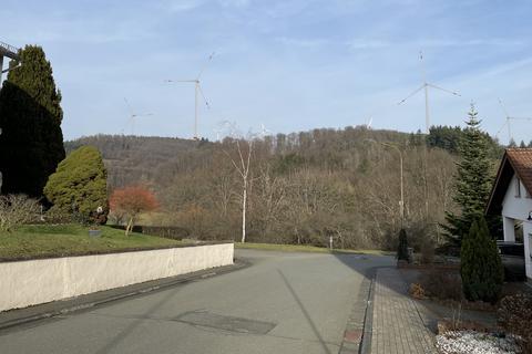 So würden die vier im Raum stehenden Windräder an der Gemeindegrenze zwischen Siegbach und Bischoffen von der Straße "Am Mühlberg" in Übernthal aus zu sehen sein.