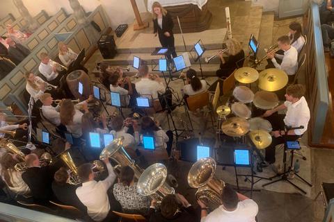 Mit beeindruckenden Klängen füllt das Junior-Brass-Ensemble die Kirche.  Foto: Evangelische Kirchengemeinde Siegbach 