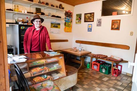 1952 geboren – und seitdem nicht mehr aus Wallenfels wegzudenken: Elke Philipp in dem kleinen Laden in dem 50-Einwohner-Dorf.