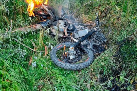 Noch lodert es: die brennende Motocrossmaschine auf einer Kahlfläche im Siegbacher Gemeindewald.  Foto: Feuerwehr Siegbach 