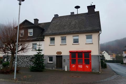 Entspricht schon seit vielen Jahren nicht mehr den Vorschriften: das Gerätehaus der Freiwilligen Feuerwehr im Siegbacher Ortsteil Oberndorf. Archivfoto: Peter Piplies 